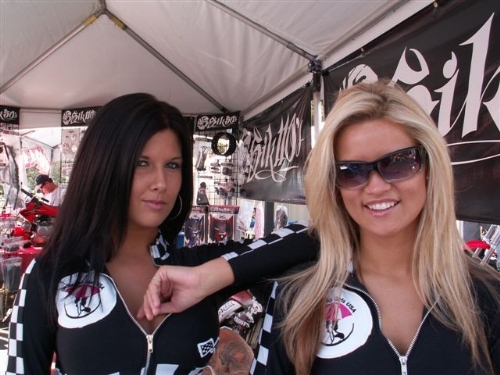 Umbrellagirls.com's Vannesa and Amber
